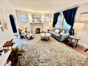 Private Bedroom Suite 1 in Cozy Comfy Bungalow 10 min from downtown